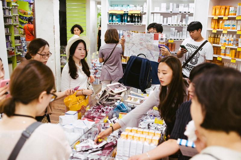 Du khách Hàn Quốc rất mạnh tay mua sắm ở nước ngoài. Ảnh: The New York Times.