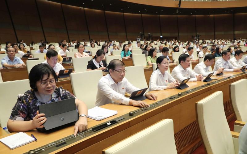 Các đại biểu Quốc hội bấm nút thông qua Nghị quyết chương trình giám sát của Quốc hội năm 2024.