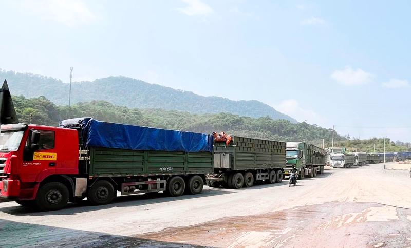 Từ đầu năm 2023, than nhập từ Lào vào Việt Nam tăng đột biến, khiến cửa khẩu quốc tế La Lay thường xuyên lâm vào tình trạng quá tải