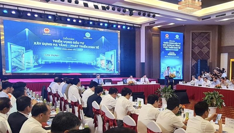 Quang cảnh diễn đàn: Triển vọng đầu tư xây dựng hạ tầng-động lực phát triển kinh tế Đồng bằng sông Cửu Long (Ảnh: PV).