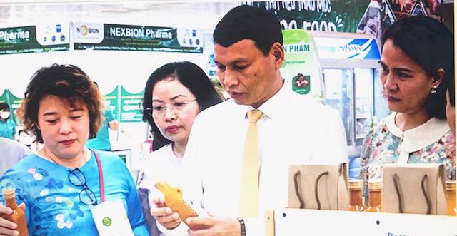Ông Hồ Kỳ Minh, Phó Chủ tịch Thường trực UBND TP. Đà Nẵng thăm 1 gian hàng sản phẩm OCOP tại Hội chợ