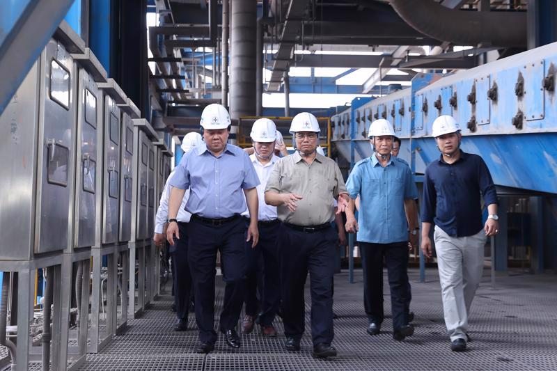 Prime Minister Pham Minh Chinh (front, 2nd from left) visits thermal power plants in Quang Ninh province on June 11. Photo: VGP