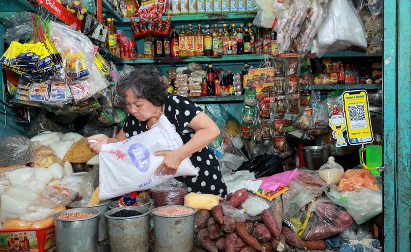 Quầy hàng đồ khô tại chợ Tân Định - TP.HCM được trang bị mã QR để người mua dễ dàng thanh toán.