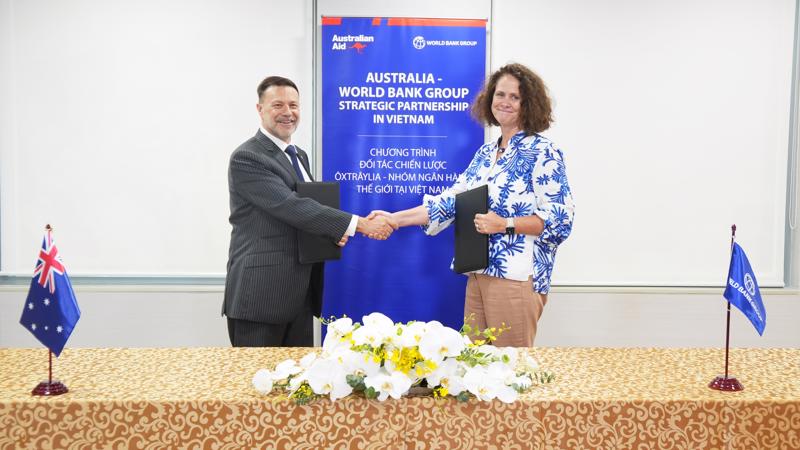 Australian Ambassador Andrew Goledzinowski and World Bank Country Director, Carolyn Turk at the signing ceremony.