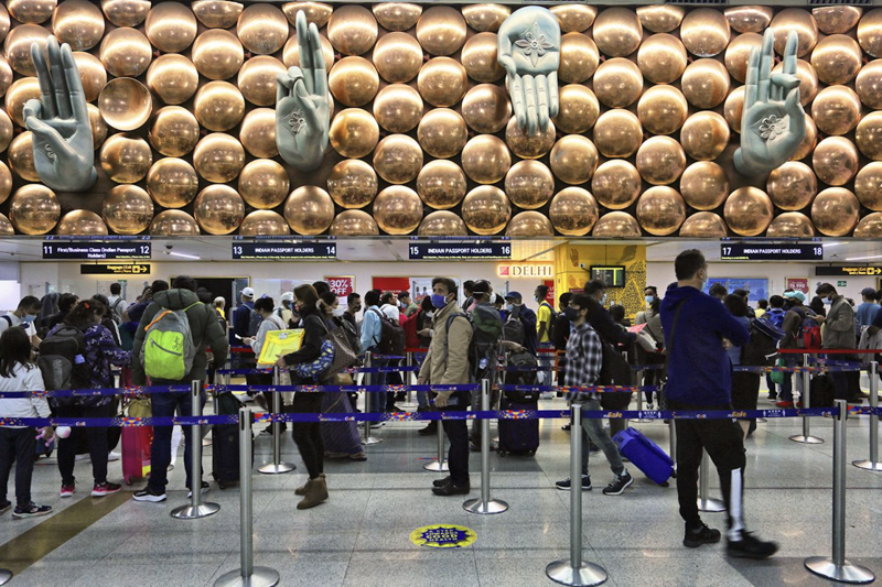 Hành khách làm thủ tục ở một sân bay Ấn Độ - Ảnh: 