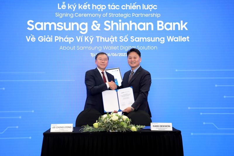 Sự hợp tác giữa Samsung và ngân hàng Shinhan nhằm mang giải pháp ví kỹ thuật số Samsung Wallet đến gần với người dùng Việt.