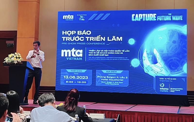 BT Tee, General Director of Informa Markets Vietnam, introduces the expo at the press briefing. Photo: sgtiepthi.vn