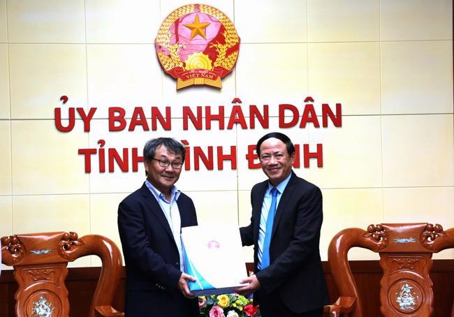 CEO for Asia and Oceania at the Itochu Corporation, Mr. Tanaka Kenji, meets Chairman of the Binh Dinh Provincial People’s Committee Pham Anh Tuan on June 13. Photo binhdinh.dcs.vn