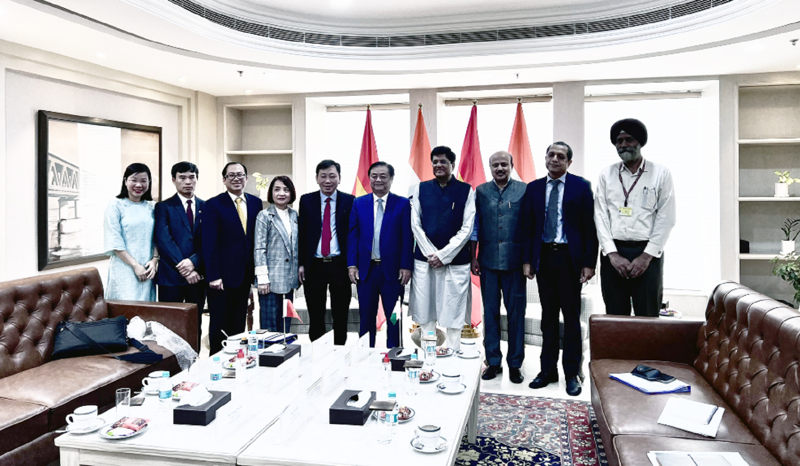 Minister of Agriculture and Rural Development Le Minh Hoan meets Indian Minister of Commerce and Industry Piyush Goyal. 