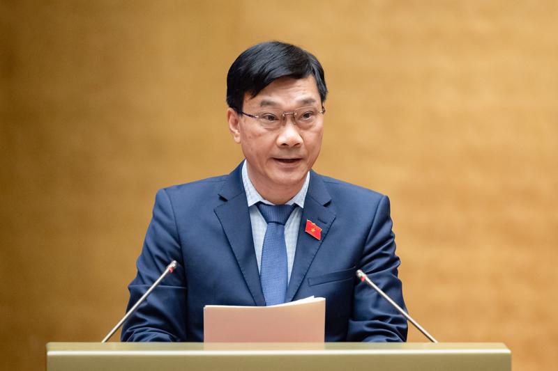 Chủ nhiệm Ủy ban Kinh tế Vũ Hồng Thanh trình bày báo cáo thẩm tra - Ảnh: Quochoi.vn