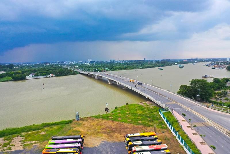 Cầu Đồng Nai trên sông Đồng Nai, nối TP. Biên Hòa (Đồng Nai) và TP. Dĩ An (Bình Dương).