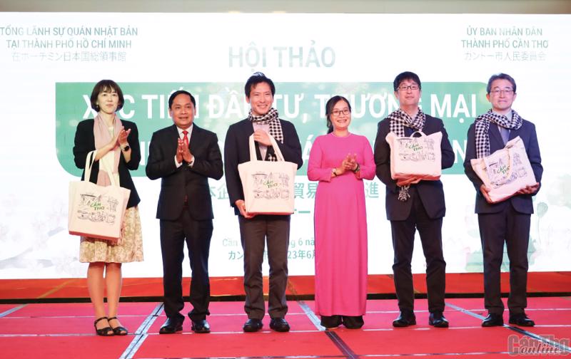 Local authorities present gifts to Japanese enterprises at the conference. Photo baocantho.com.vn