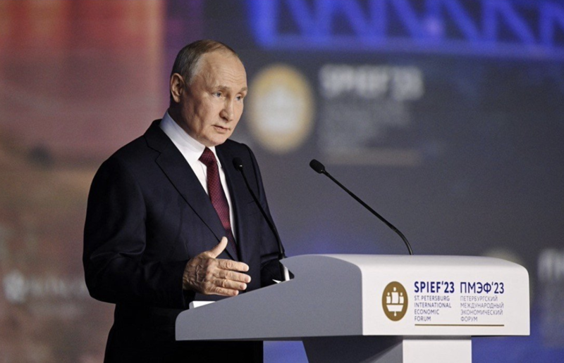 Tổng thống Nga Vladimir Putin phát biểu tại phiên họp toàn thể của Diễn đàn Kinh tế Quốc tế St. Petersburg (SPIEF) lần thứ 26 - Ảnh: RT/FNA.