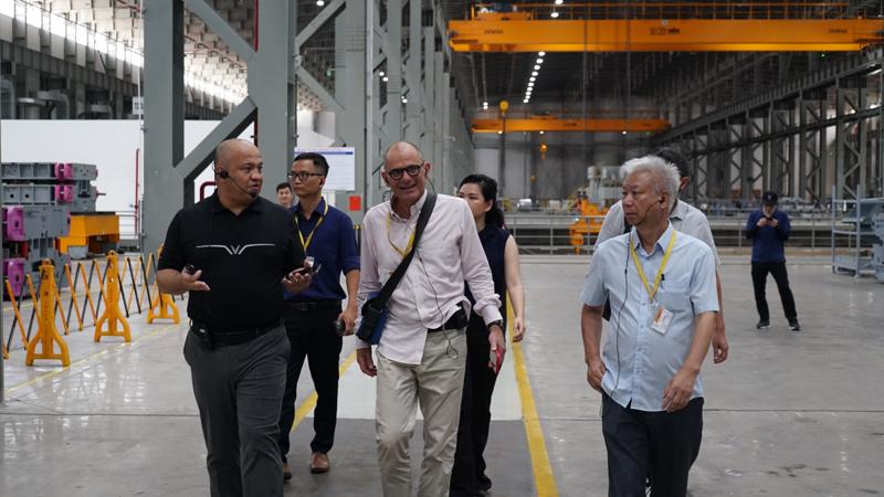 Đoàn công tác gồm: Nhà báo Đào Quang Bính, Tổng giám đốc Tạp chí Kinh tế Việt Nam - VnEconomy và Nhà báo Alain Jeannet, nguyên Tổng biên tập Tạp chí PME (Thụy Sĩ) thăm Nhà máy VinFast. Ảnh: Xuân Ngọc.