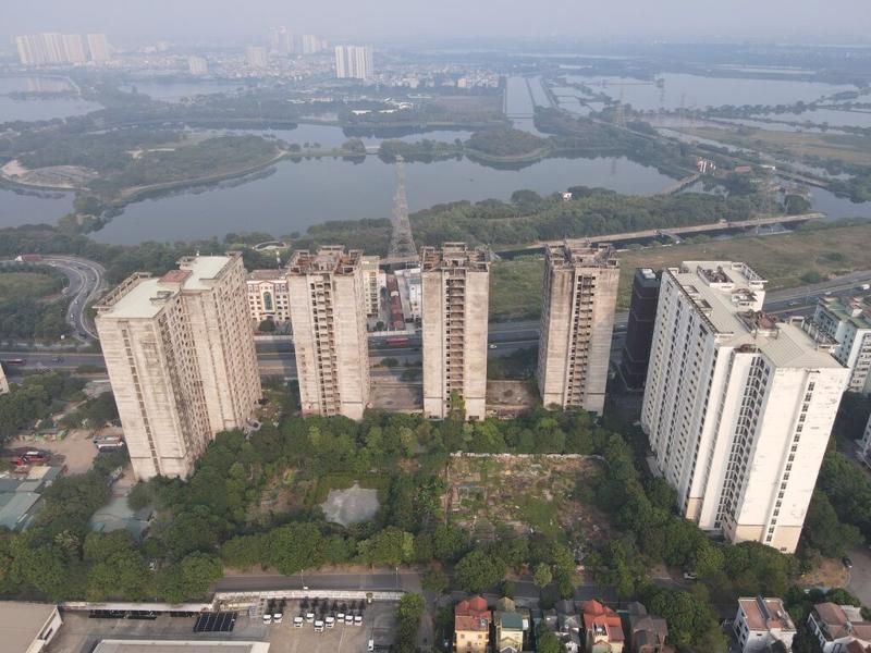 Dormitories for students at the Phap Van - Tu Hiep new residential area remain waste. (Photo: thanhnien.vn) 