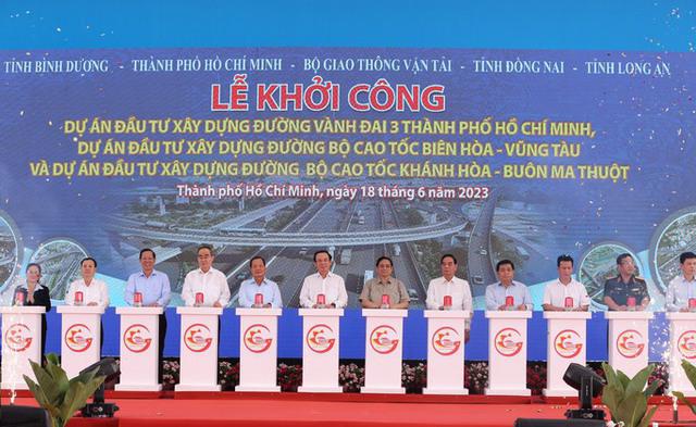 Prime Minister Pham Minh Chinh (center) attends a breaking ground ceremony in HCMC on June 18. Photo: VGP