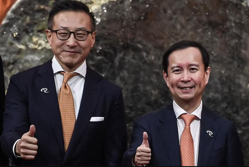 CEO Alibaba Daniel Zhang (phải) và phó chủ tịch điều hành Joseph Tsai vào năm 2019. Ông Tsai sẽ thay thế ông Zhang làm chủ tịch Alibaba - Ảnh: AP