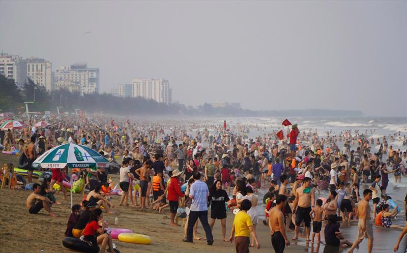 Tourists at Sam Son Beach in Thanh Hoa province. 