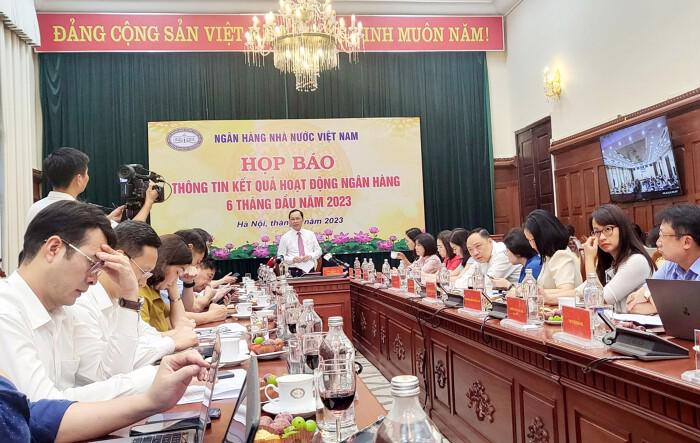 Phó Thống đốc Đào Minh Tú điều hành họp báo.