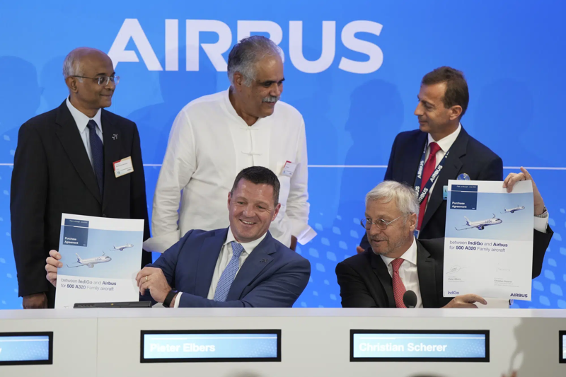 Hãng Airbus đã công bố thỏa thuận kỷ lục 500 máy bay với hãng hàng không Ấn Độ IndiGo. Ảnh: AP News