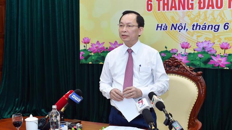 Phó Thống đốc Đào Minh Tú phát biểu tại họp báo.