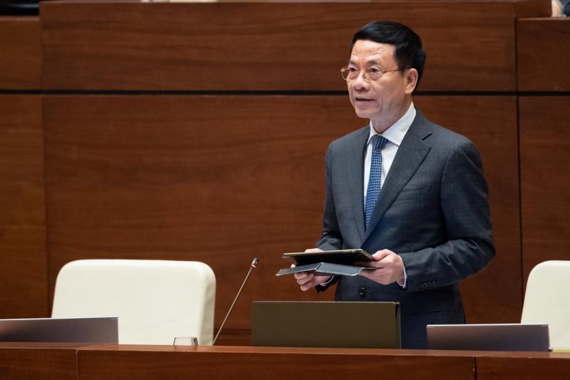 Bộ trưởng Nguyễn Mạnh Hùng phát biểu giải trình, tiếp thu một số ý kiến của đại biểu Quốc hội tại phiên thảo luận về dự án Luật Viễn Thông (sửa đổi) ngày 22/6/2023.