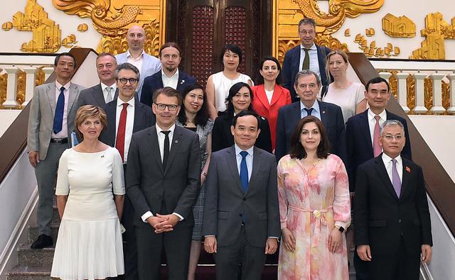 Deputy Prime Minister Tran Luu Quang with the EU delegation. 