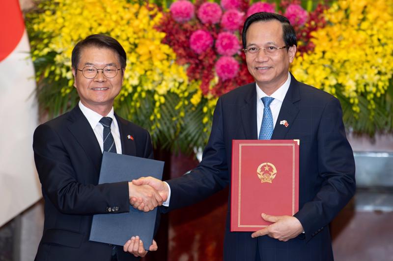 Bộ trưởng Bộ Lao động - Thương binh và Xã hội Đào Ngọc Dung và Bộ trưởng Việc làm và Lao động Hàn Quốc Lee Jung Sik ký và trao Bản Ghi nhớ (MOU) về phái cử và tiếp nhận lao động Việt Nam. Ảnh - MOLISA.