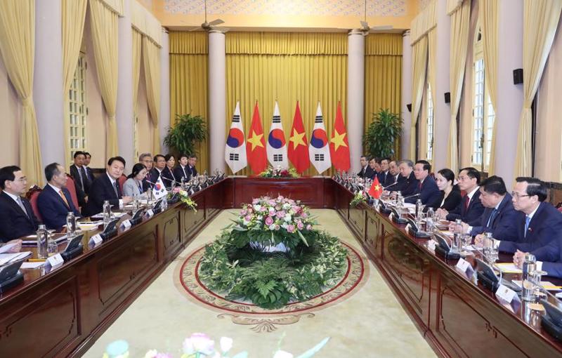 State President Vo Van Thuong and South Korean President Yoon Suk Yeol hold talks in Hanoi on June 23. Photo: VGP