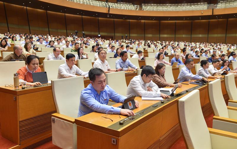 Các đại biểu Quốc hội biểu quyết thông qua Luật sửa đổi, bổ sung một số điều của Luật Công an nhân dân. Ảnh - Quochoi.vn.