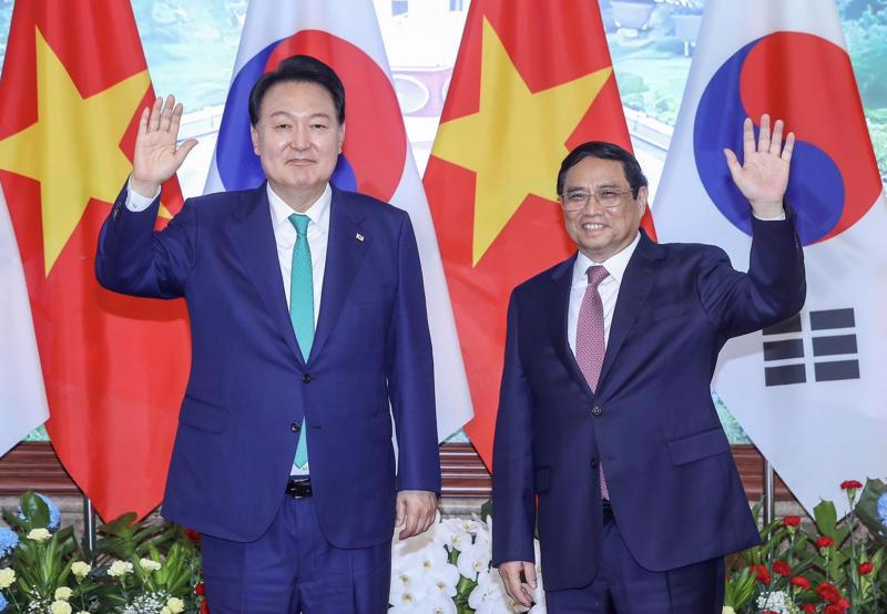 Prime Minister Pham Minh Chinh (right) and RoK President Yoon Suk Yeol in Hanoi on June 23. Photo: VGP