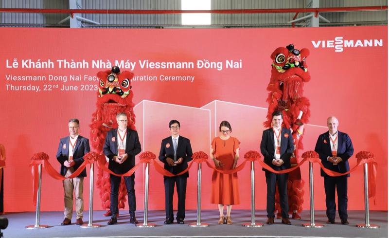 Viessmann’s Board of Management and guests of honor cut the ribbon to open the Dong Nai factory. Source: Viessmann