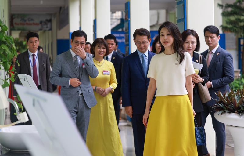 Đệ nhất phu nhân Hàn Quốc Kim Keon Hee tham dự sự kiện giới thiệu chương trình CSR toàn cầu tiêu biểu - Solve for Tomorrow do Samsung tổ chức tại Trường THCS Nam Từ Liêm, Hà Nội.