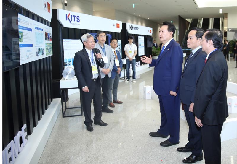 Tổng thống Hàn Quốc Yoon Suk Yeol tham quan các khu vực triển lãm của Viện Khoa học và Công nghệ Việt Nam - Hàn Quốc (VKIST), Korea IT School (KITS) và KH Vatec