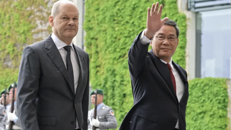 Thủ tướng Đức Olaf Scholz (trái) và Thủ tướng Trung Quốc Lý Cường - Ảnh: Getty/CNBC.