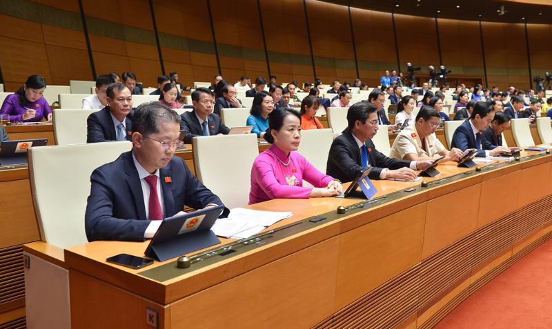 Các đại biểu Quốc hội thông qua Nghị quyết. Ảnh - Quochoi.vn. 