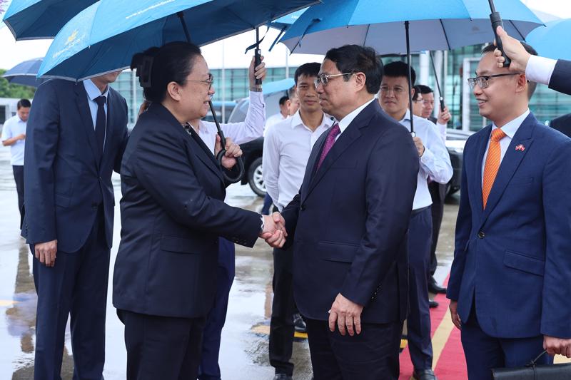 Đại biện lâm thời Đại sứ quán Trung Quốc tại Việt Nam Hy Tuệ tiễn Thủ tướng Phạm Minh Chính lên đường thăm chính thức nước Cộng hòa nhân dân Trung Hoa và dự Hội nghị thường niên WEF - Ảnh: VGP.