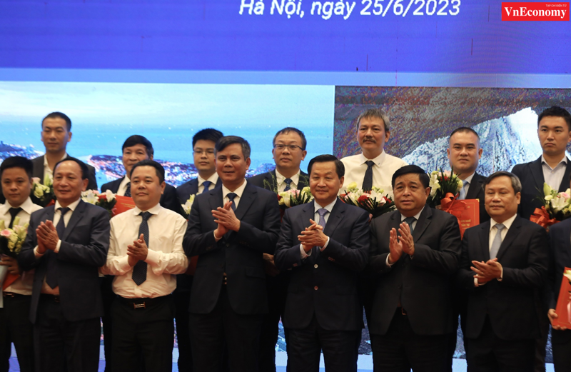 Phó Thủ tướng Chính phủ Lê Minh Khái chụp ảnh kỷ niệm cùng đại diện các doanh nghiệp trong và ngoài nước được trao biên bản ghi nhớ hợp tác tại Hội nghị. Ảnh: Việt Dũng.