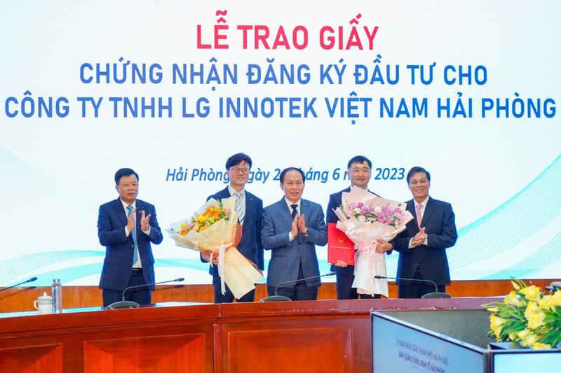 UBND thành phố Hải Phòng trao Giấy chứng nhận đăng ký đầu tư cho dự án của LG Innotek