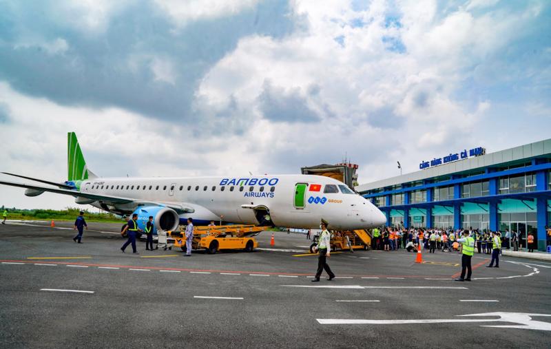 Hiện tại, ngoài dòng ATR-72 đang khai thác tuyến Sài Gòn - Cà Mau mỗi ngày một chuyến, dòng may bay phản lực Embraer do Brazil sản xuất, sức chứa 98 hành khách đã được đưa vào khai thác tuyến Cà Mau - Hà Nội và ngược lại, tần suất 3 chuyến/tuần.