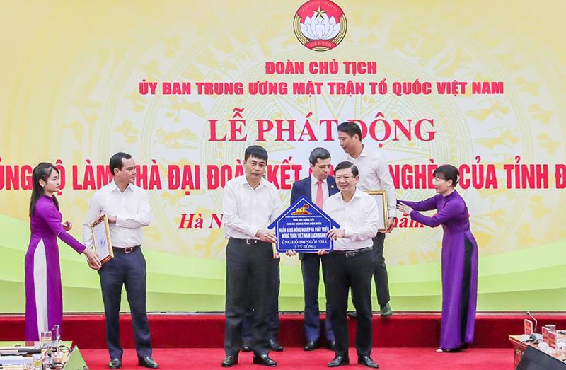 Đồng chí Nguyễn Minh Phương - Thành viên HĐTV Agribank trao ủng hộ 05 tỷ đồng để xây dựng 100 ngôi nhà Đại đoàn kết tại tỉnh Điện Biên.