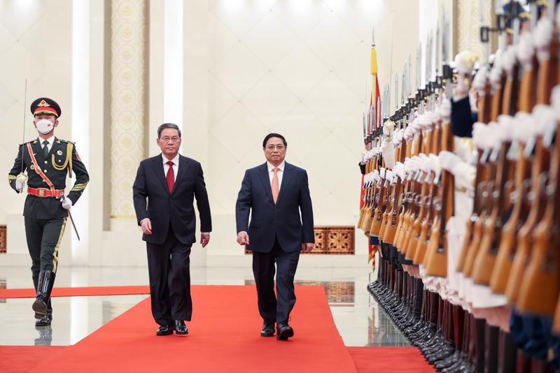 Chinese Premier Li Qiang chairs an official welcome ceremony for Prime Minister Pham Minh Chinh in Beijing on June 26. Photo: VGP