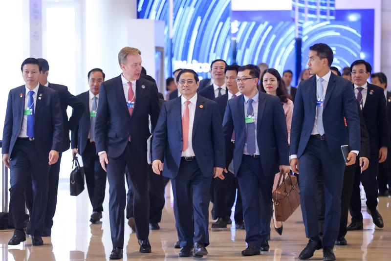 Giám đốc điều hành WEF Borge Brende chào đón Thủ tướng Phạm Minh Chính tham dự Đối thoại chiến lược quốc gia Việt Nam và WEF - Ảnh: VGP