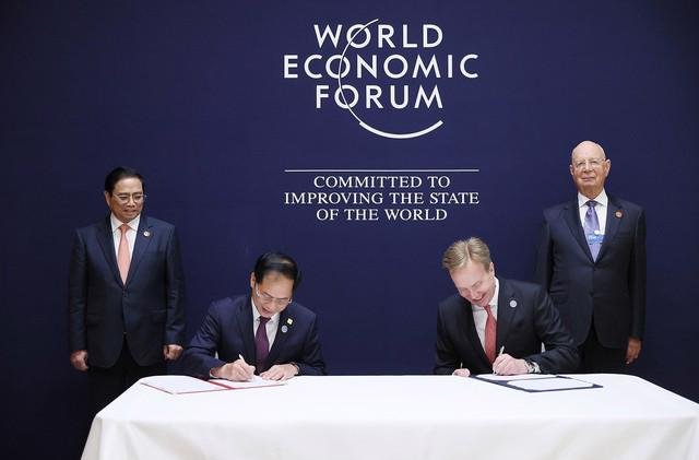 Minister of Foreign Affairs Bui Thanh Son and WEF President Borge Brende signed the MoU on June 26 in China, witnessed by Prime Minister Pham Minh Chinh and Founder and Executive Chairman of the WEF Professor Klaus Schwab. Photo: VGP