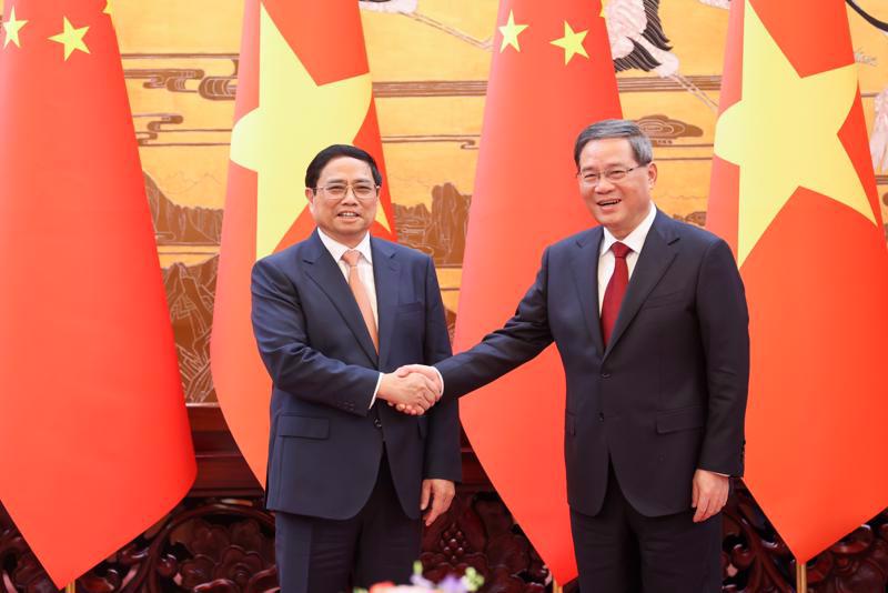 Prime Minister Pham Minh Chinh and Chinese Premier Li Qiang in Beijing on June 26. Photo: VGP