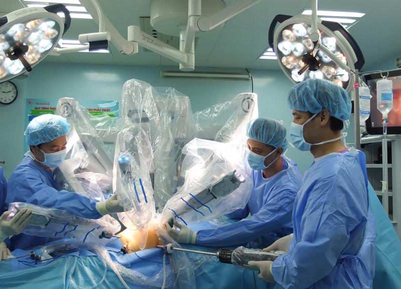 Các bác sỹ Bệnh viện Bình Dân TP.HCM đặt các cánh tay robot vào vị trí phù hợp để phẫu thuật. (Ảnh minh họa).
