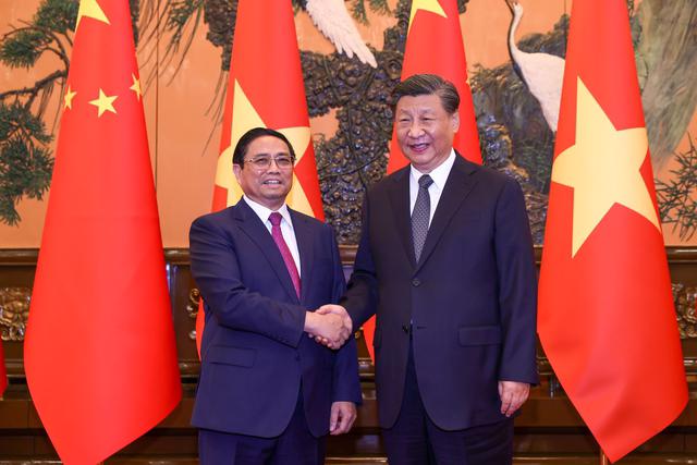 Prime Minister Pham Minh Chinh (left) meets Party General Secretary and President of China Xi Jinping in Beijing on June 27. Photo: VGP