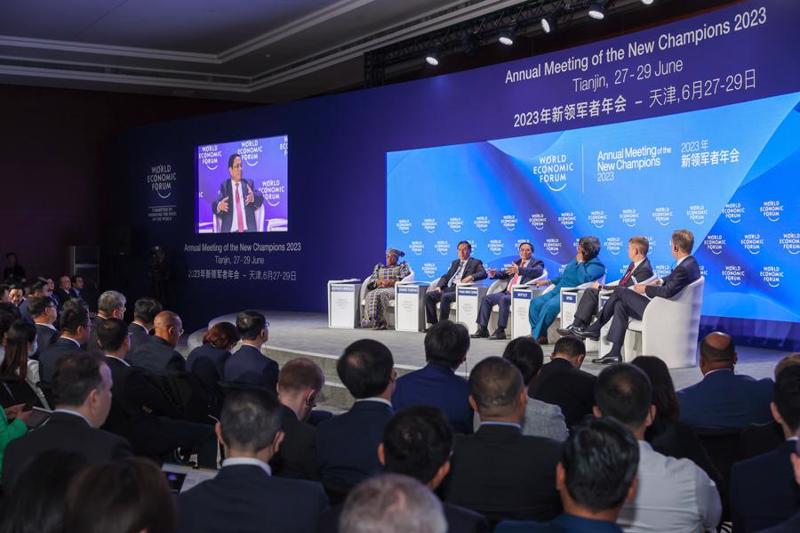 Prime Minister Pham Minh Chinh (3rd from left) speaking at the debate. Photo: VGP