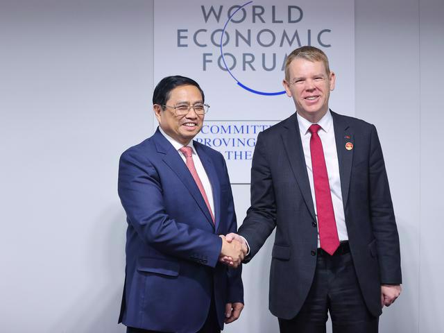 Prime Minister Pham Minh Chinh (left) meets his New Zealand counterpart Chris Hipkins. Photo: VGP