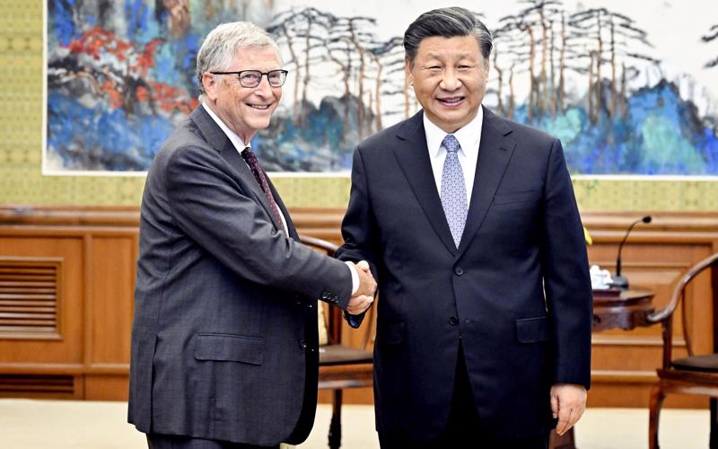 Tỷ phú Bill Gates bắt tay Chủ tịch Trung Quốc Tập Cận Bình tại Bắc Kinh vào ngày 16/6 - Ảnh: Tân Hoa Xã